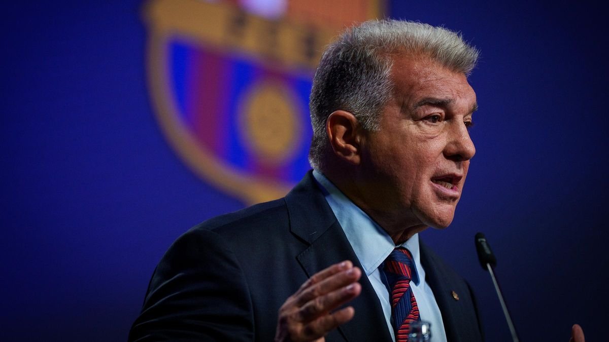 Laporta backs Hansi Flick of Barcelona ahead of El Clásico