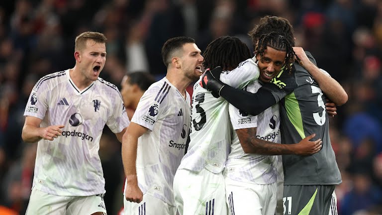 Manchester United celebrate Maguire goal against Liverpool